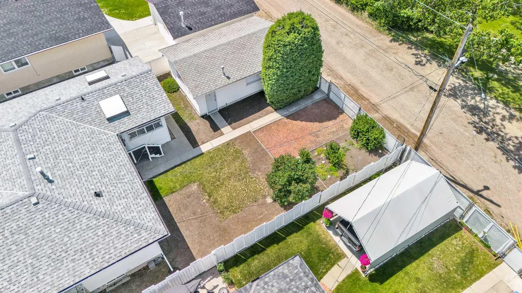 5247 Thomas Street NE Calgary AB T2K 3V6