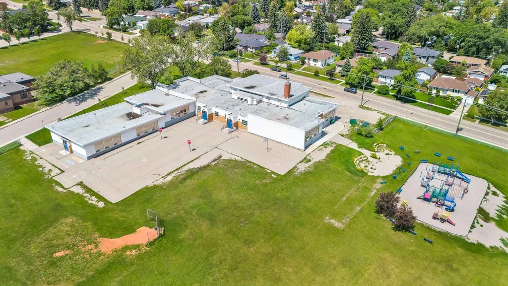 5247 Thomas Street NE Calgary AB T2K 3V6