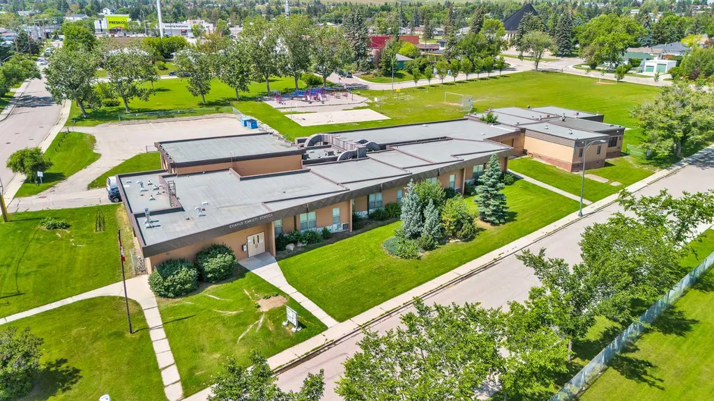 5247 Thomas Street NE Calgary AB T2K 3V6