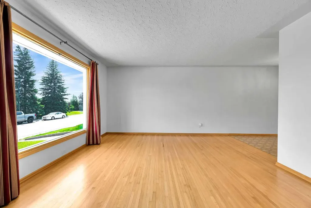 5247 Thomas Street NE Calgary AB T2K 3V6