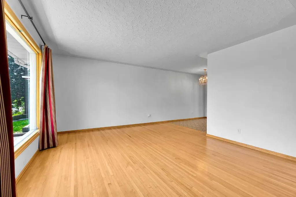 5247 Thomas Street NE Calgary AB T2K 3V6