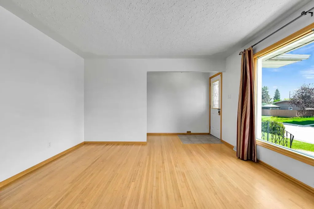 5247 Thomas Street NE Calgary AB T2K 3V6