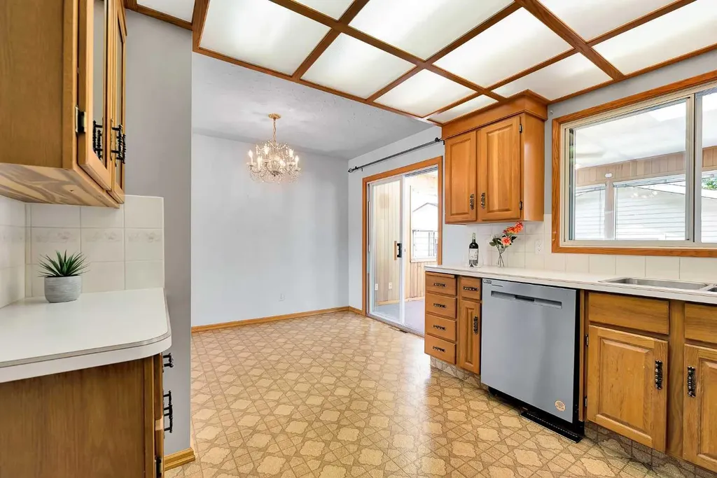 5247 Thomas Street NE Calgary AB T2K 3V6