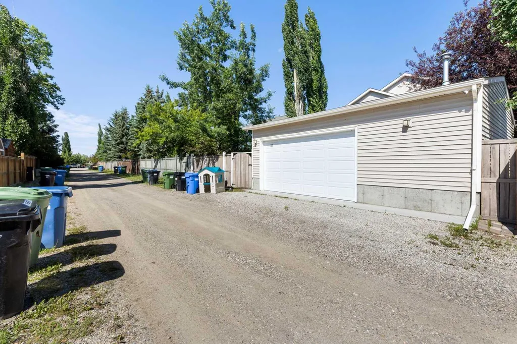 51 Mckenzie Lake Crescent SE Calgary AB T2Z 2P1