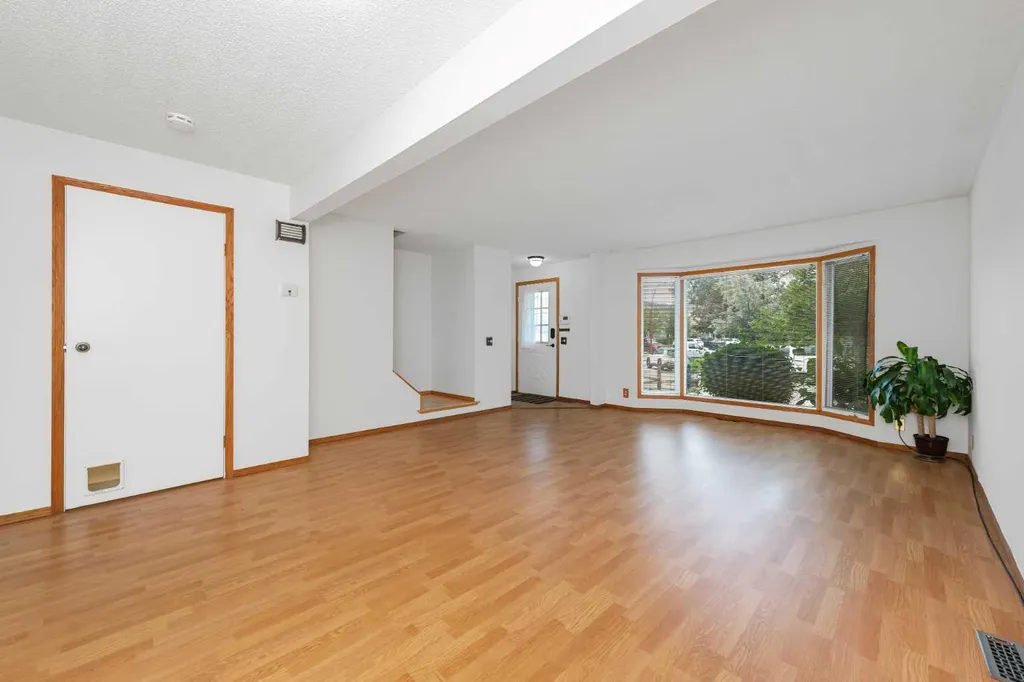 78 Queen Anne Close SE Calgary AB T2J 6E5