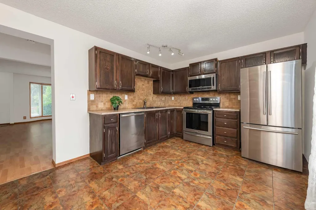 78 Queen Anne Close SE Calgary AB T2J 6E5