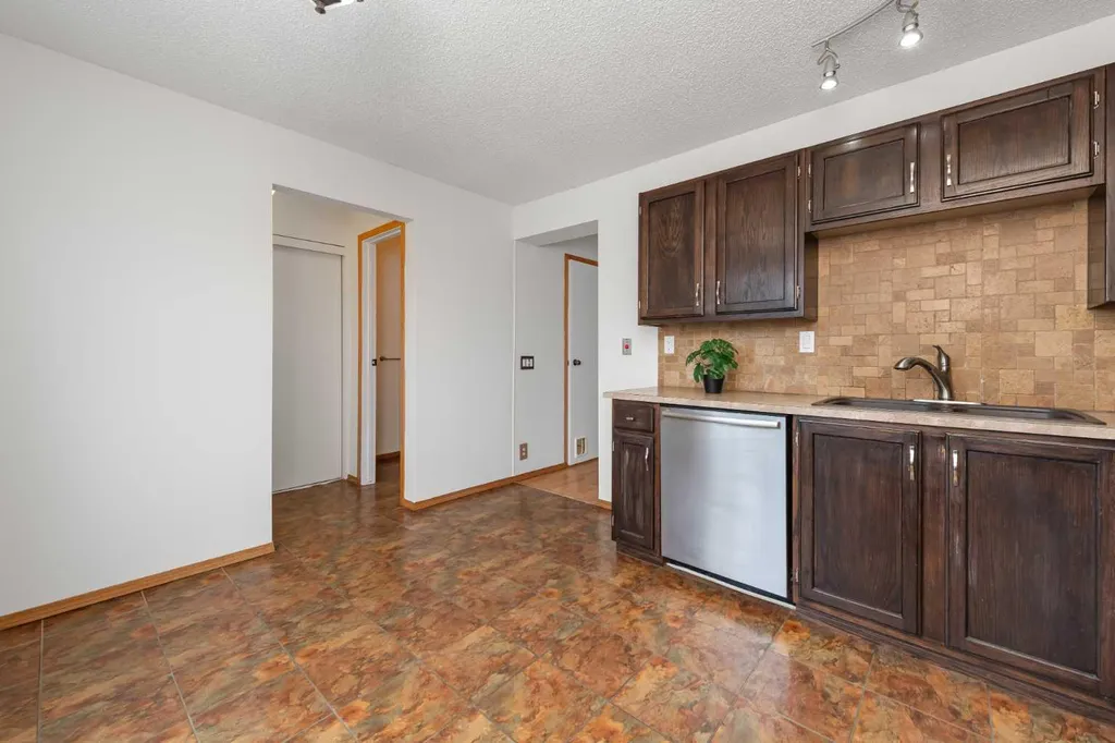 78 Queen Anne Close SE Calgary AB T2J 6E5