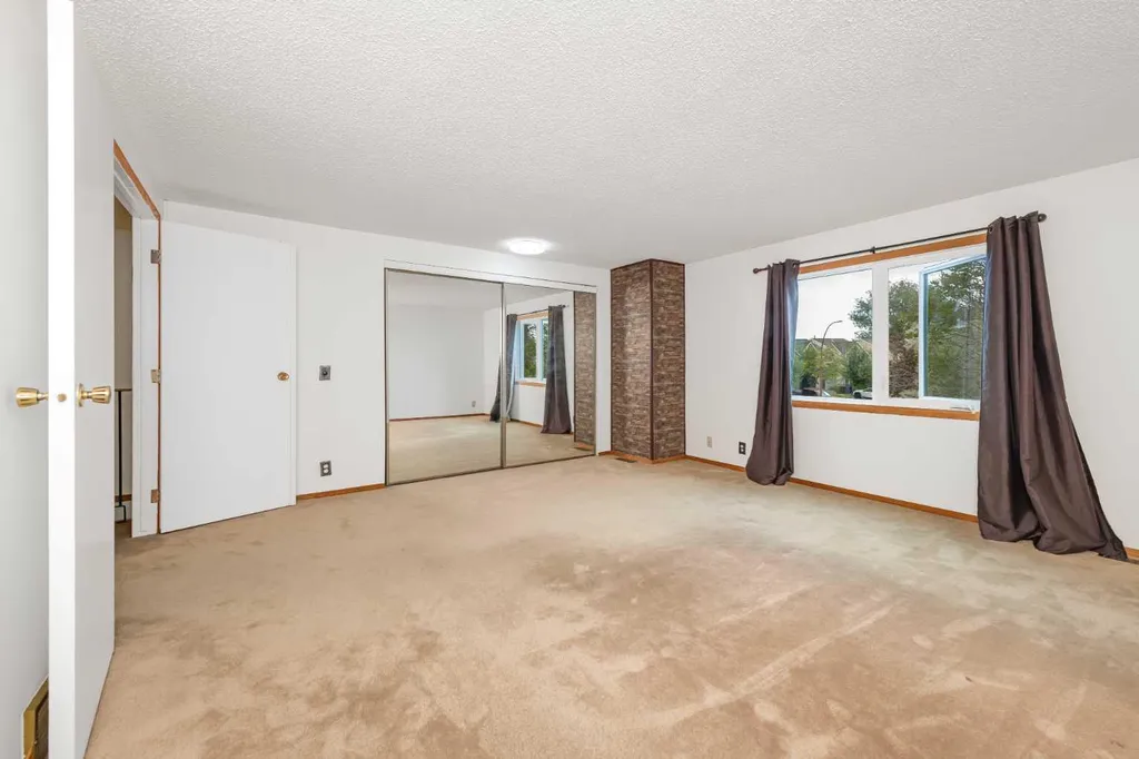 78 Queen Anne Close SE Calgary AB T2J 6E5