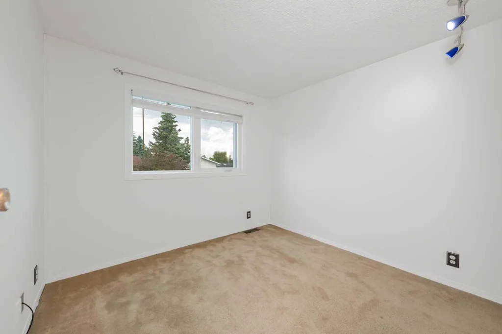 78 Queen Anne Close SE Calgary AB T2J 6E5