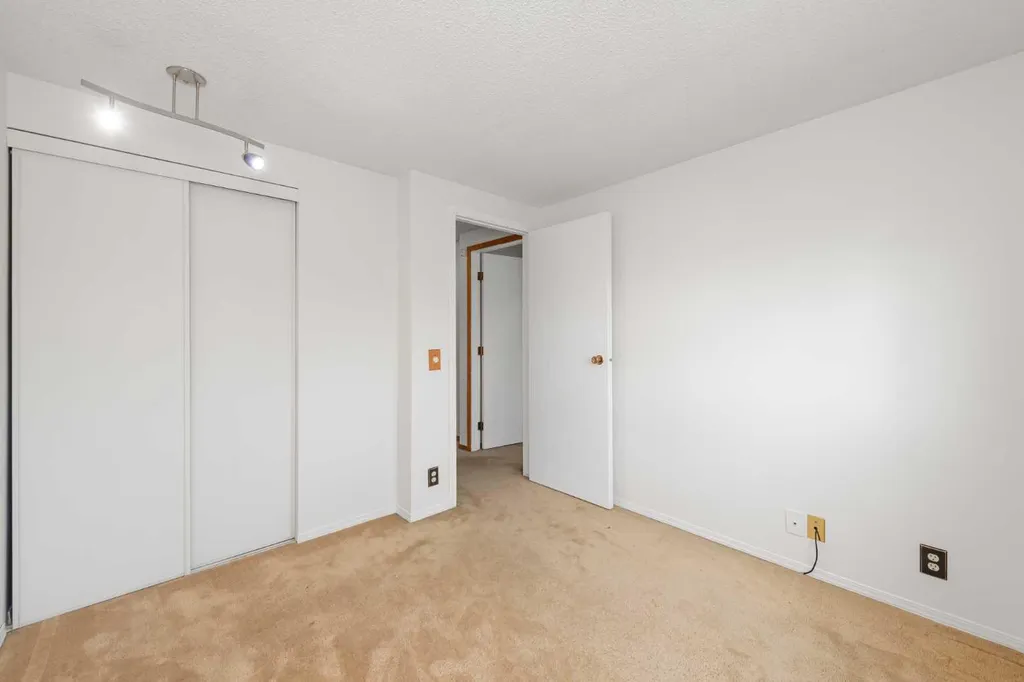 78 Queen Anne Close SE Calgary AB T2J 6E5