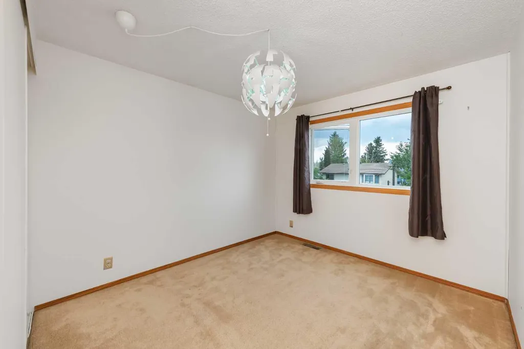 78 Queen Anne Close SE Calgary AB T2J 6E5