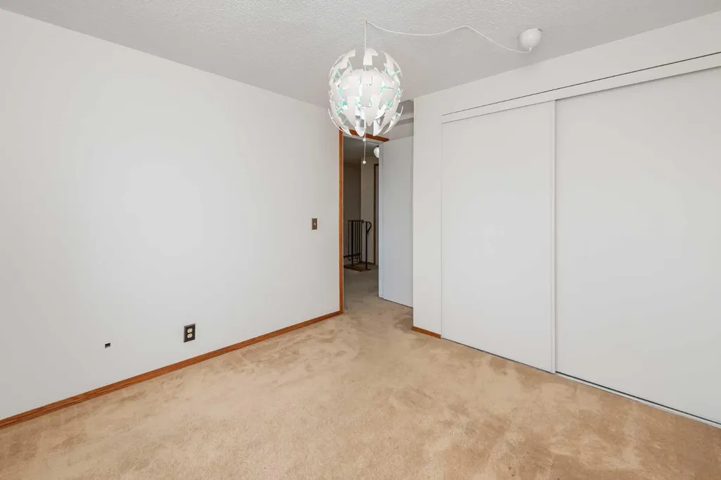 78 Queen Anne Close SE Calgary AB T2J 6E5