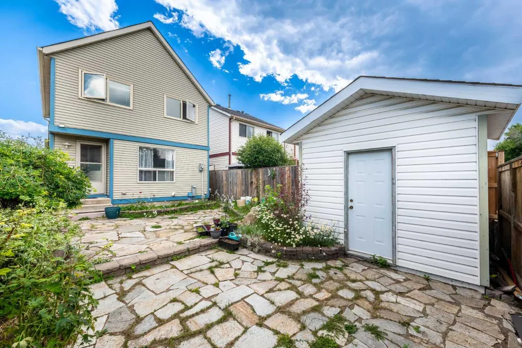 78 Queen Anne Close SE Calgary AB T2J 6E5
