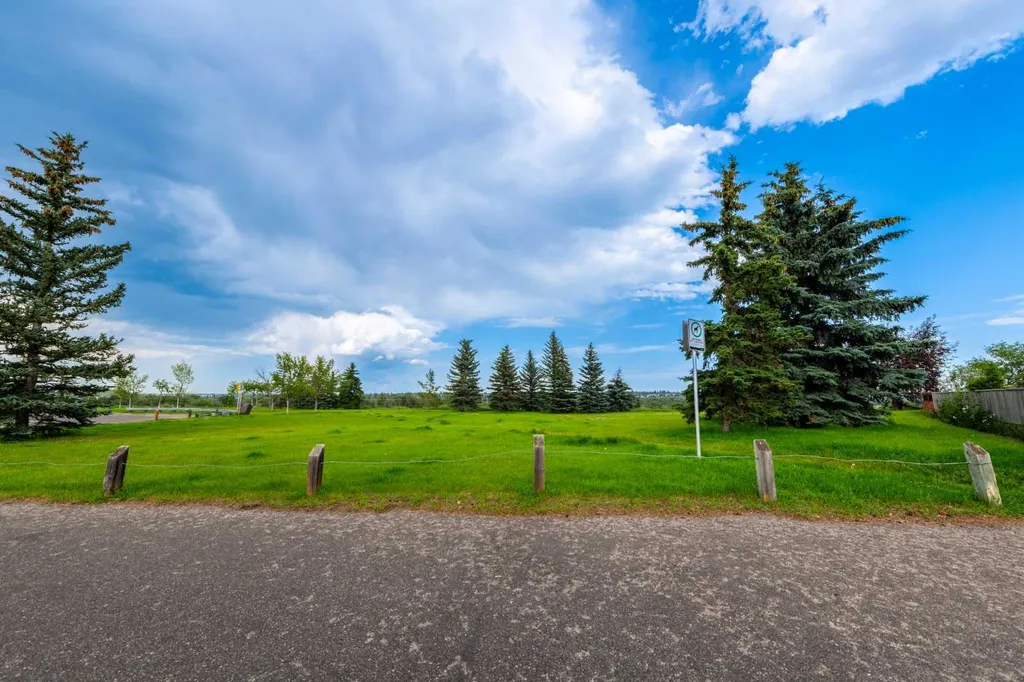 78 Queen Anne Close SE Calgary AB T2J 6E5