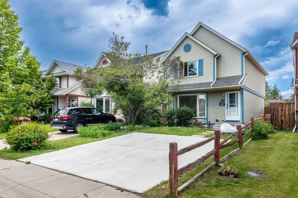 78 Queen Anne Close SE Calgary AB T2J 6E5