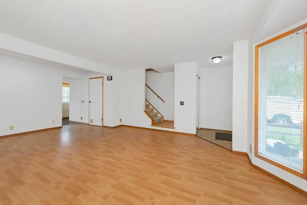 78 Queen Anne Close SE Calgary AB T2J 6E5
