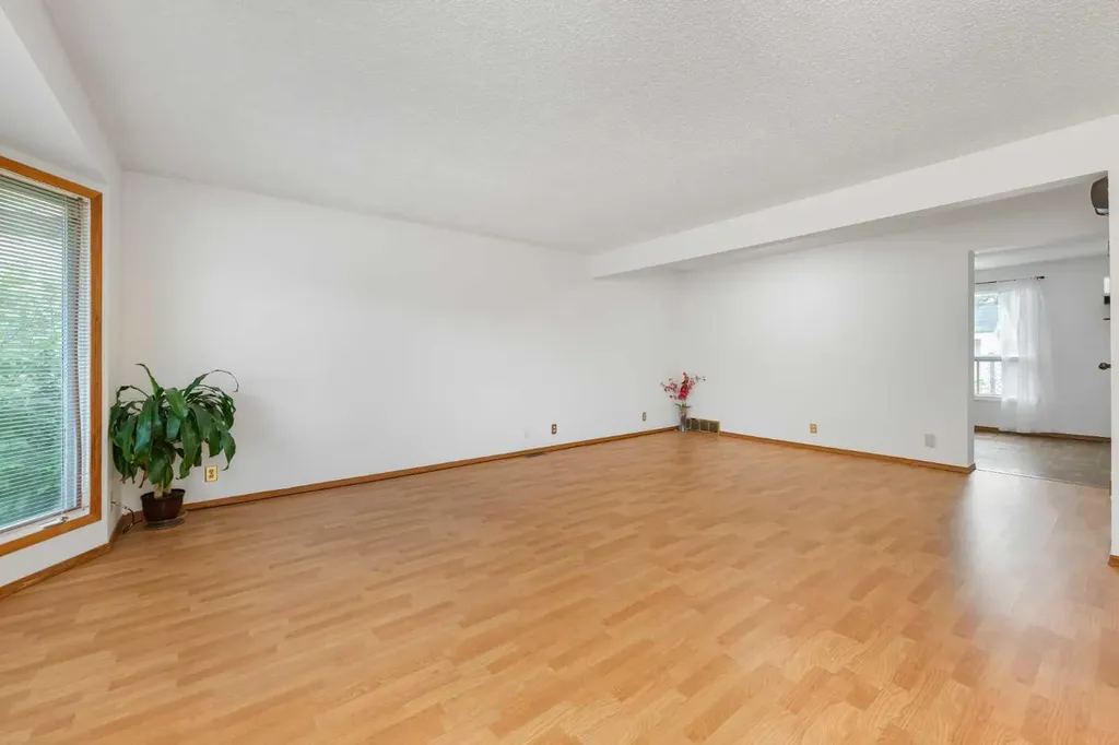 78 Queen Anne Close SE Calgary AB T2J 6E5