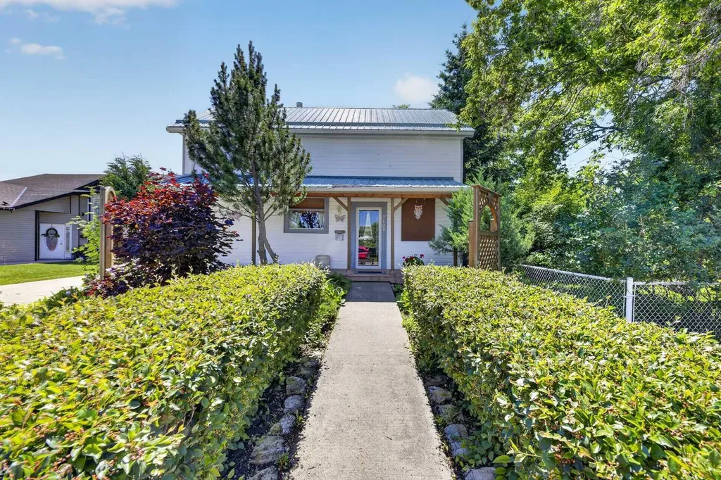 2109 21 Avenue Bowden AB T0M0K0