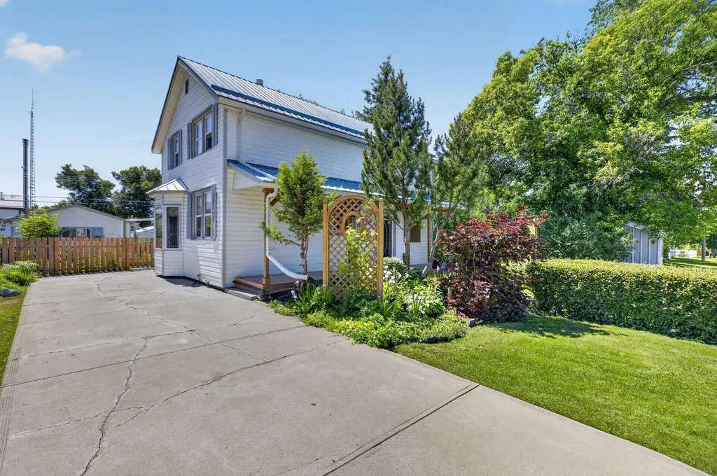2109 21 Avenue Bowden AB T0M0K0