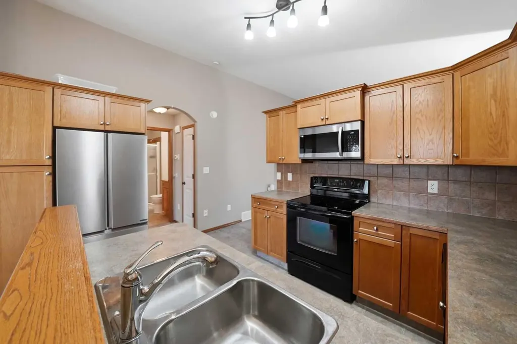 628 Lancaster Drive Red Deer AB T4R 0H1