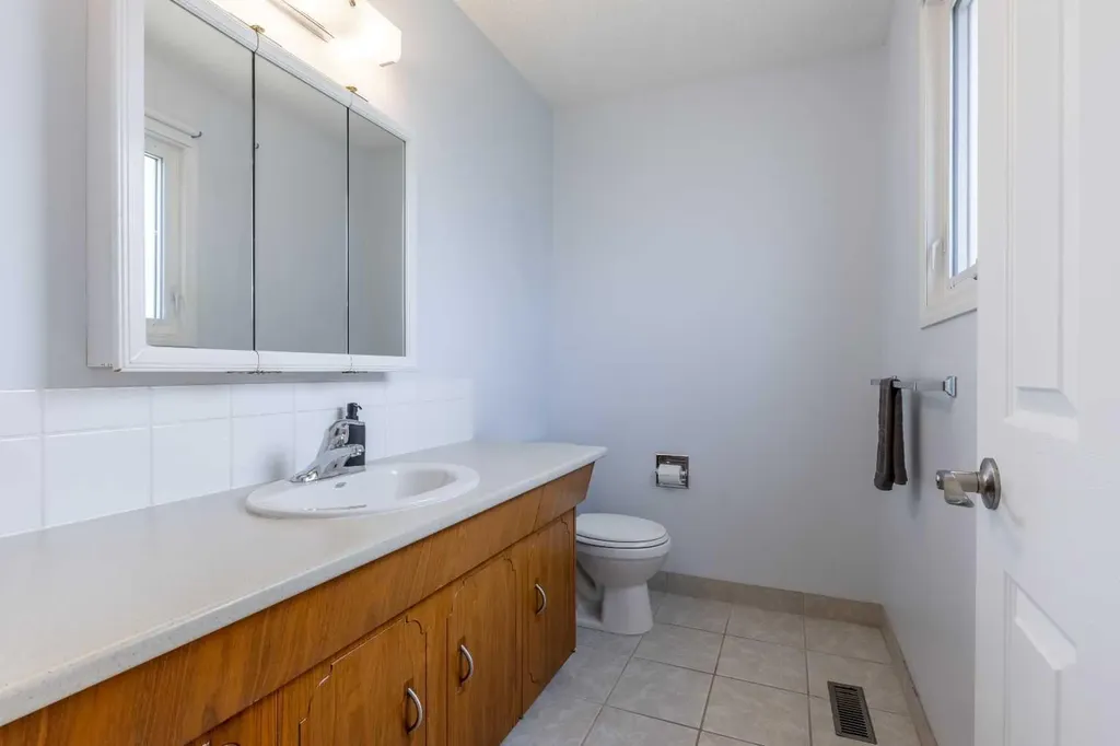 3806 20 Avenue S Lethbridge AB T1K 4J1