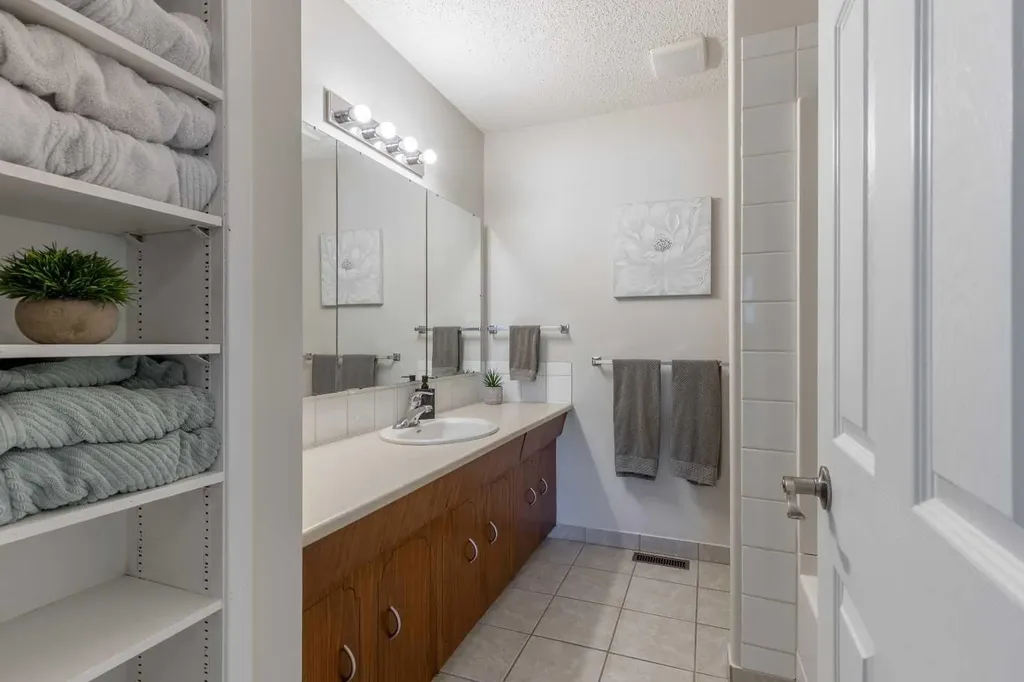 3806 20 Avenue S Lethbridge AB T1K 4J1