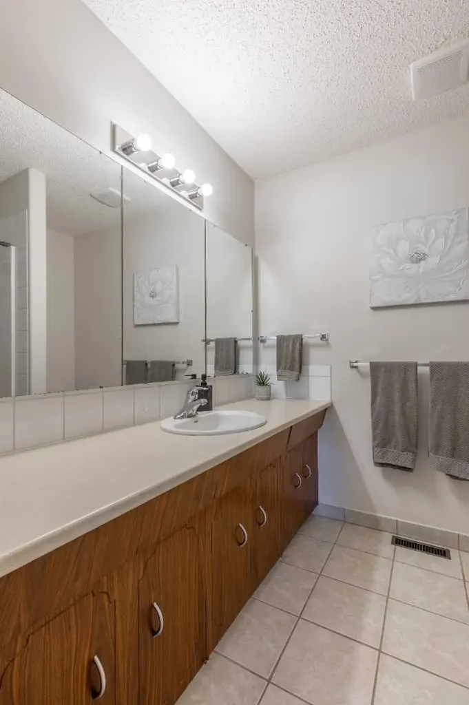3806 20 Avenue S Lethbridge AB T1K 4J1