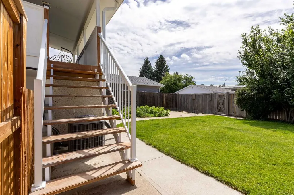 3806 20 Avenue S Lethbridge AB T1K 4J1