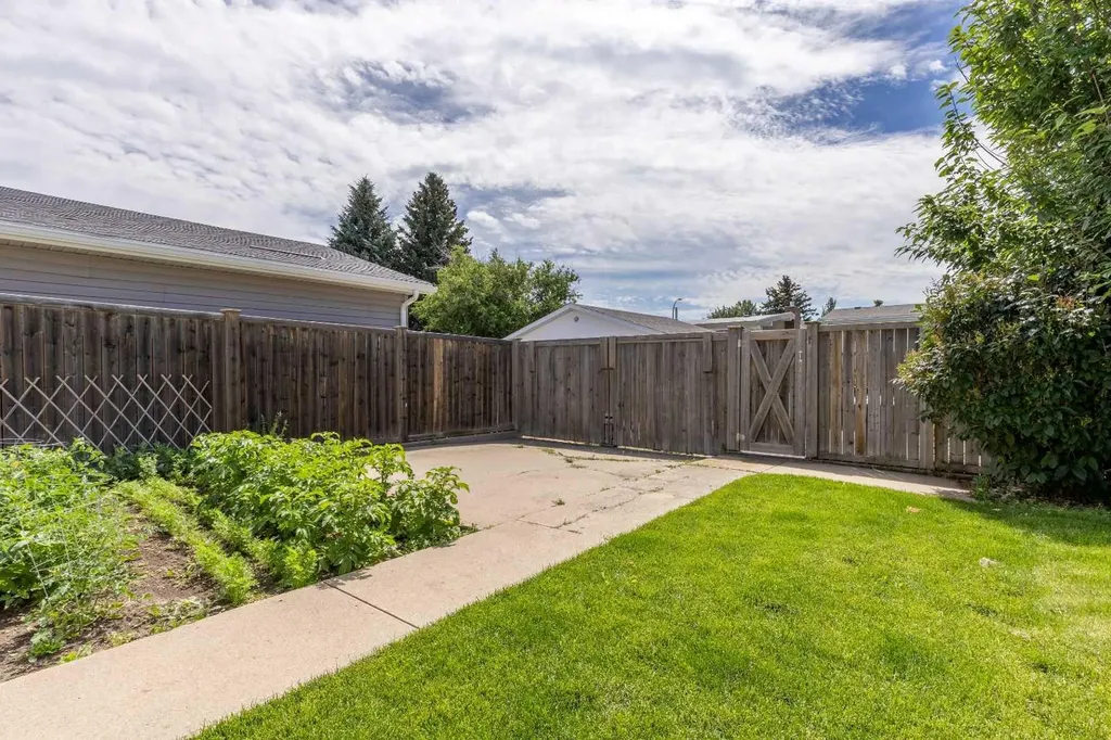 3806 20 Avenue S Lethbridge AB T1K 4J1