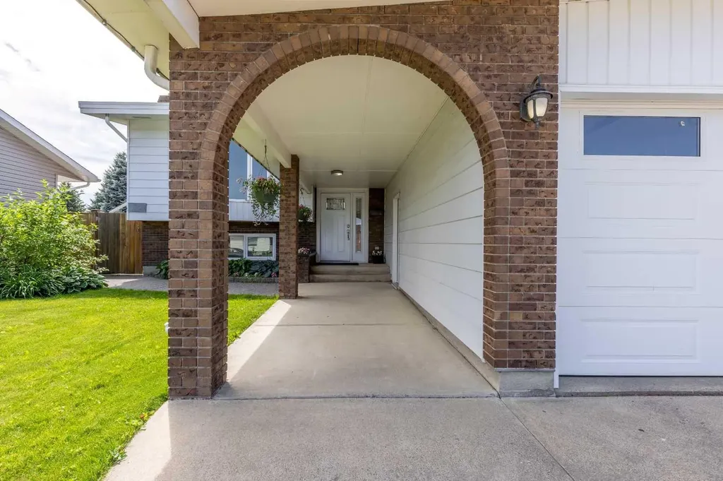 3806 20 Avenue S Lethbridge AB T1K 4J1