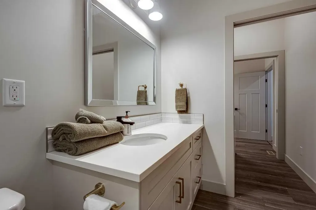 5324 49 Avenue Lacombe AB T4L 1S6