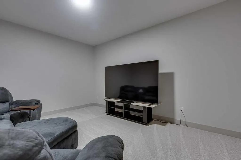 5324 49 Avenue Lacombe AB T4L 1S6