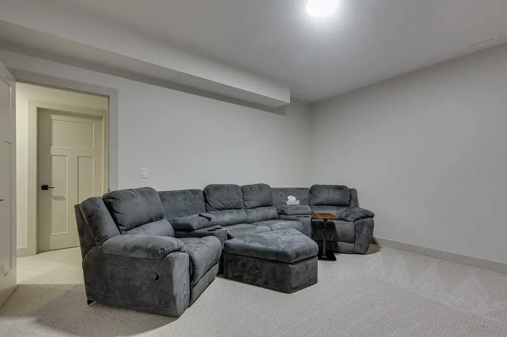 5324 49 Avenue Lacombe AB T4L 1S6
