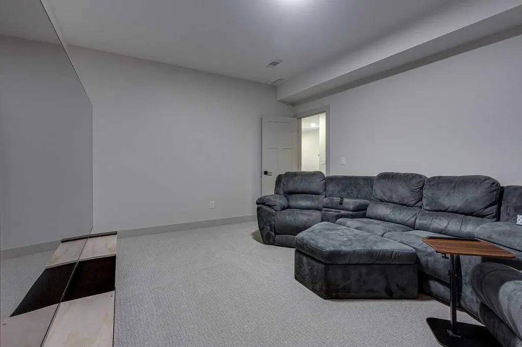 5324 49 Avenue Lacombe AB T4L 1S6