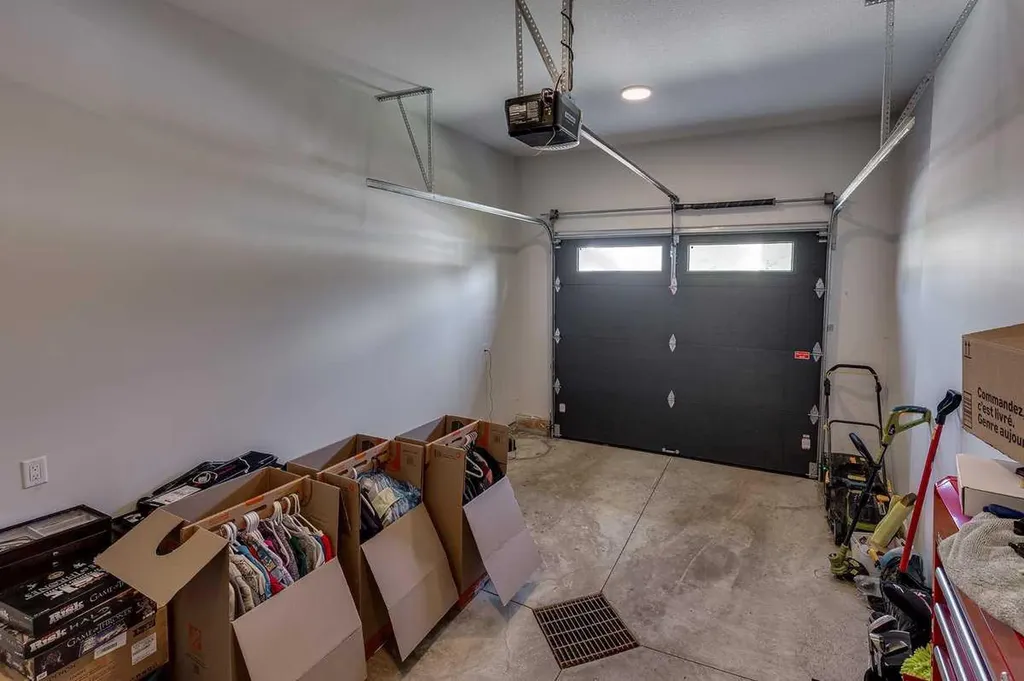 5324 49 Avenue Lacombe AB T4L 1S6