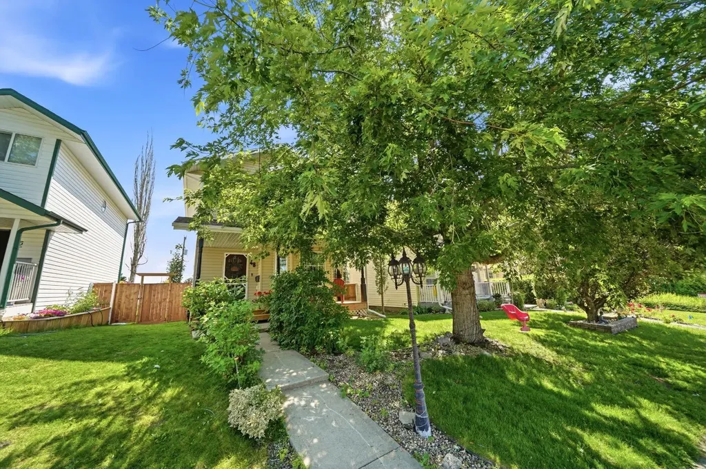 48 Country Ridge Close Lacombe AB T4L 2H1