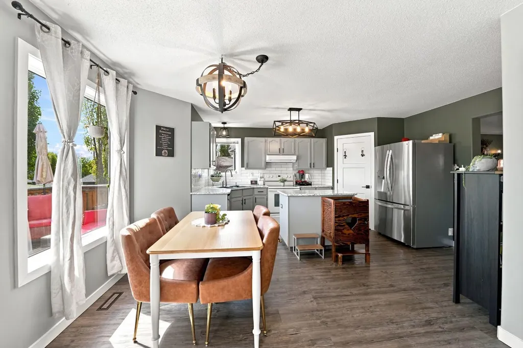 48 Country Ridge Close Lacombe AB T4L 2H1