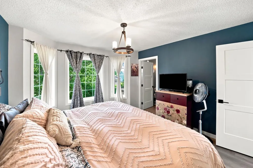 48 Country Ridge Close Lacombe AB T4L 2H1