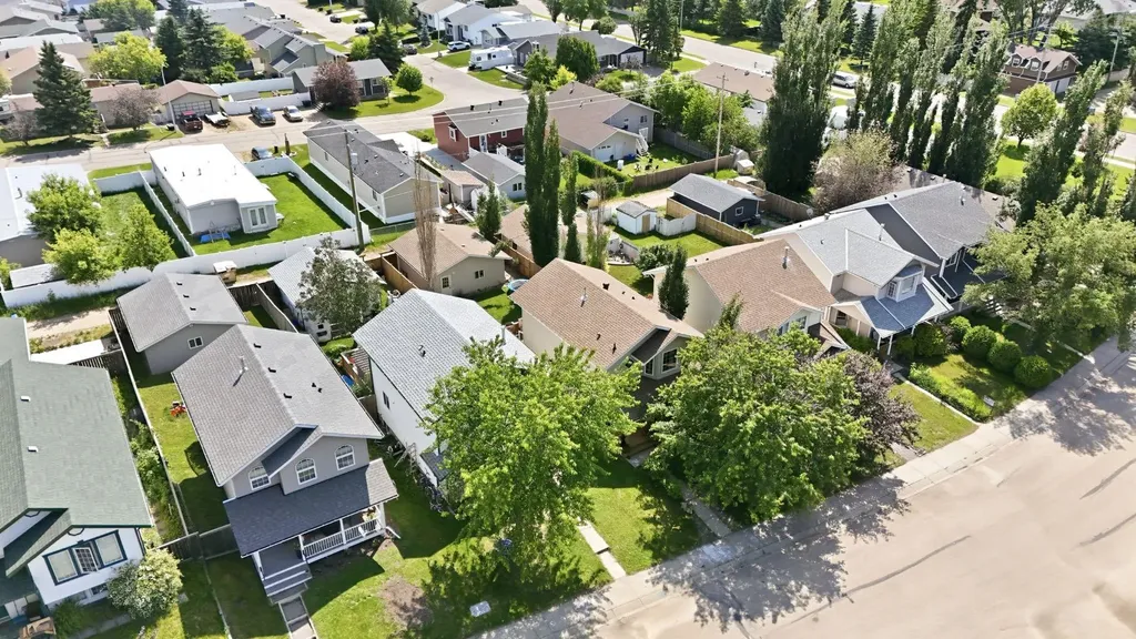 48 Country Ridge Close Lacombe AB T4L 2H1