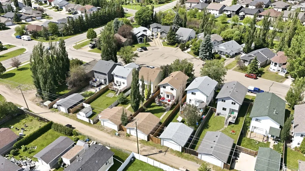 48 Country Ridge Close Lacombe AB T4L 2H1