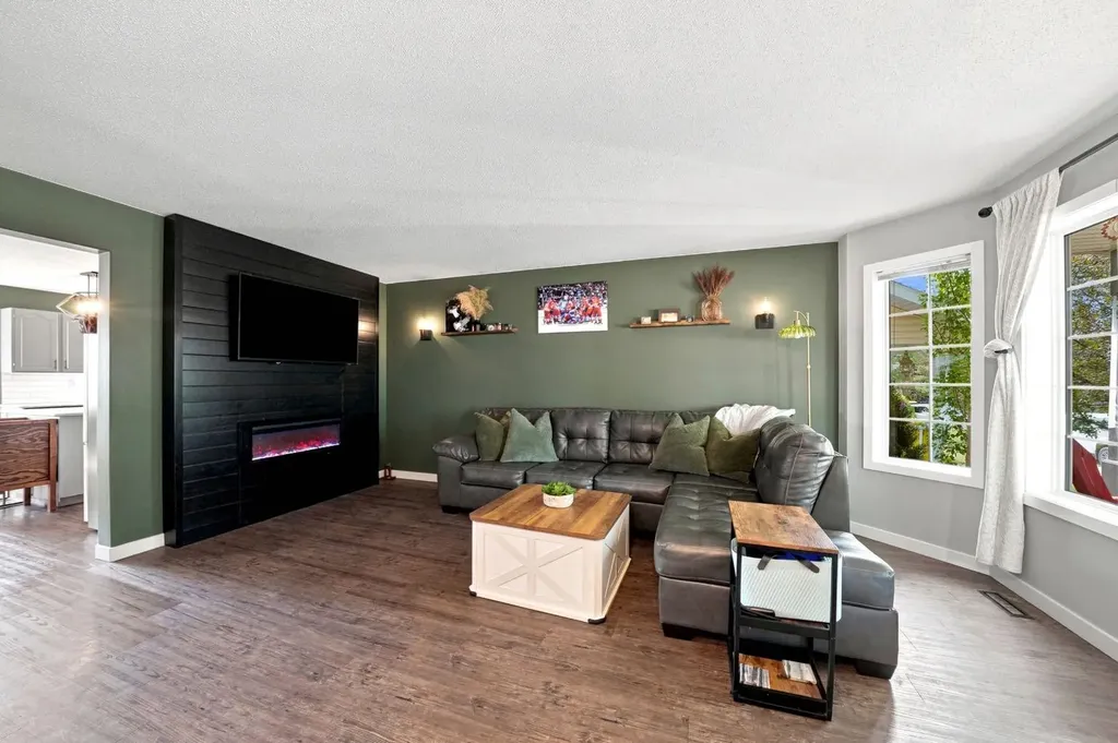 48 Country Ridge Close Lacombe AB T4L 2H1