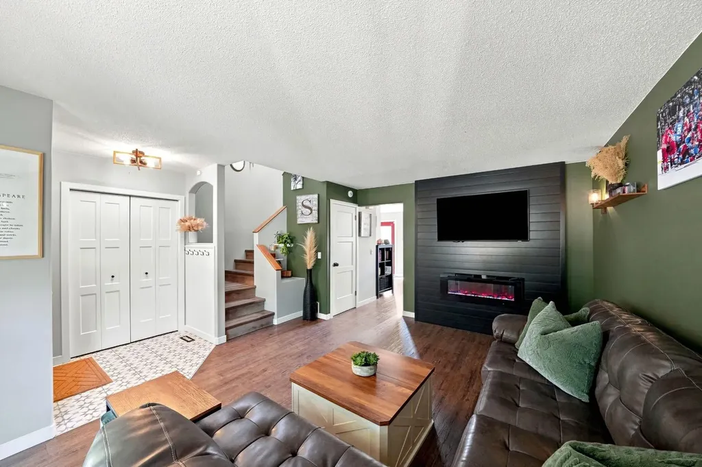 48 Country Ridge Close Lacombe AB T4L 2H1