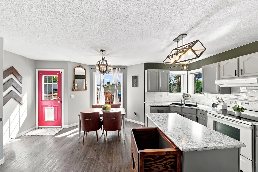 48 Country Ridge Close Lacombe AB T4L 2H1