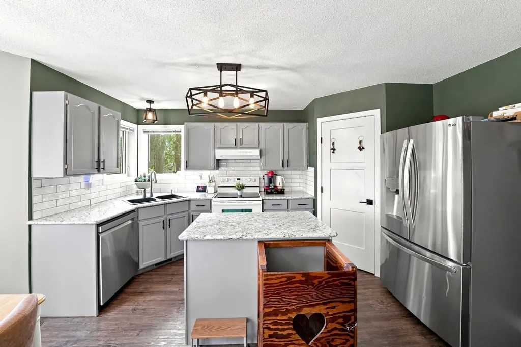 48 Country Ridge Close Lacombe AB T4L 2H1