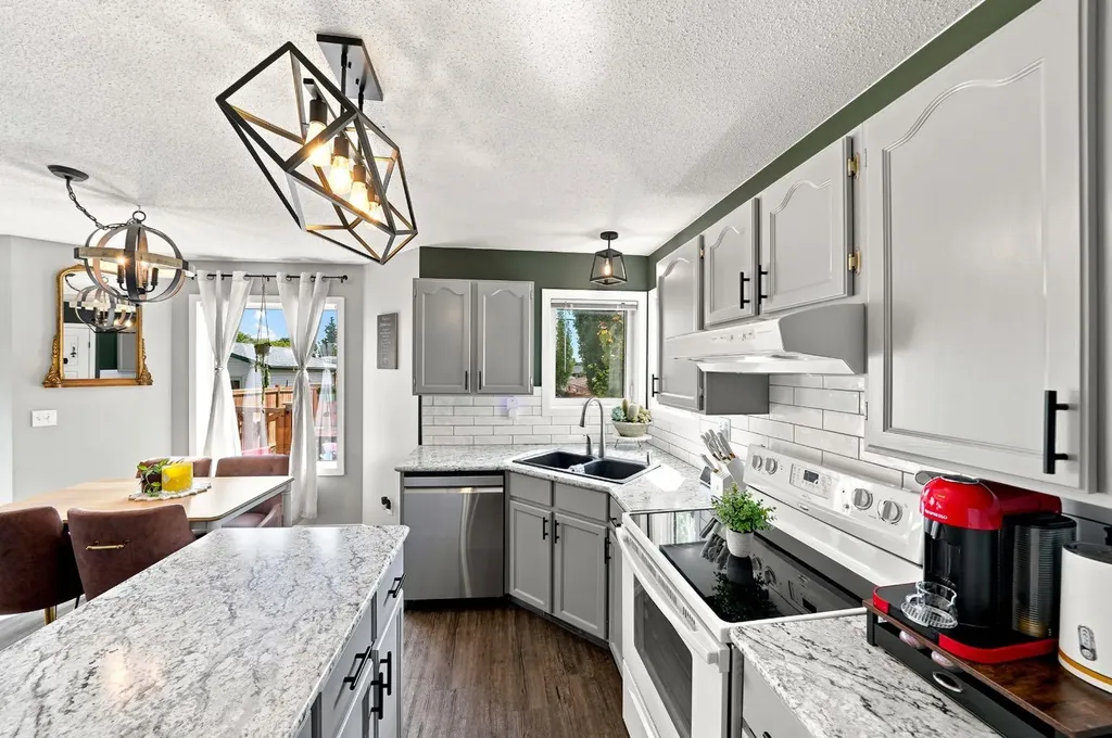 48 Country Ridge Close Lacombe AB T4L 2H1