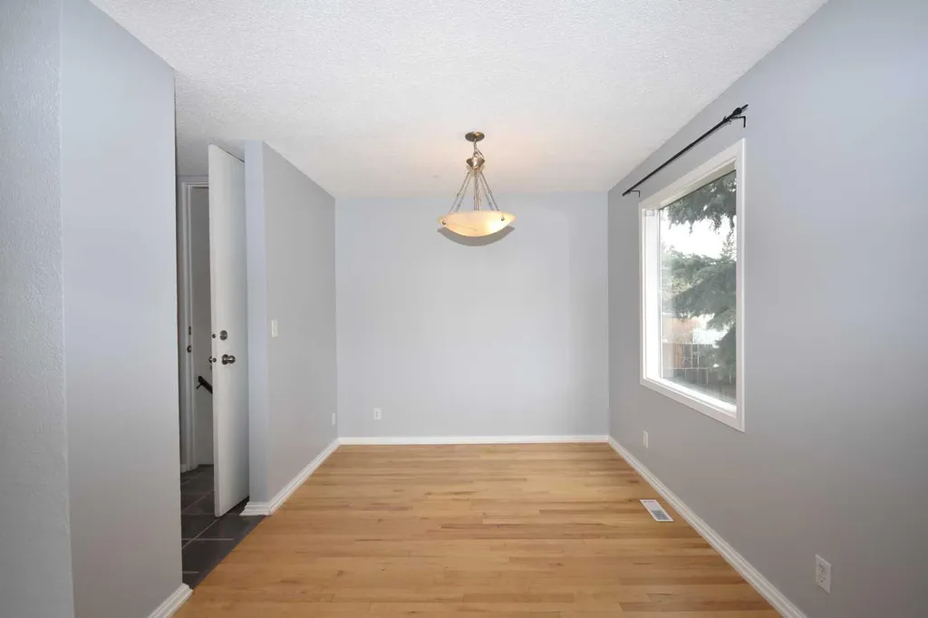 2604 106 Avenue SW Calgary AB T2W 2J1