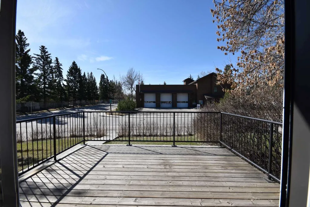 2604 106 Avenue SW Calgary AB T2W 2J1