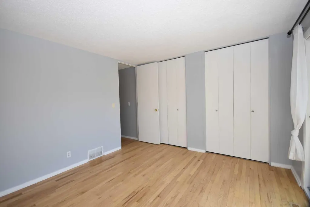 2604 106 Avenue SW Calgary AB T2W 2J1