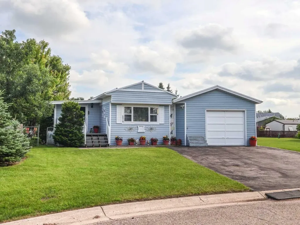 5910 Spruce Park Crescent Stettler AB T4K 1G7
