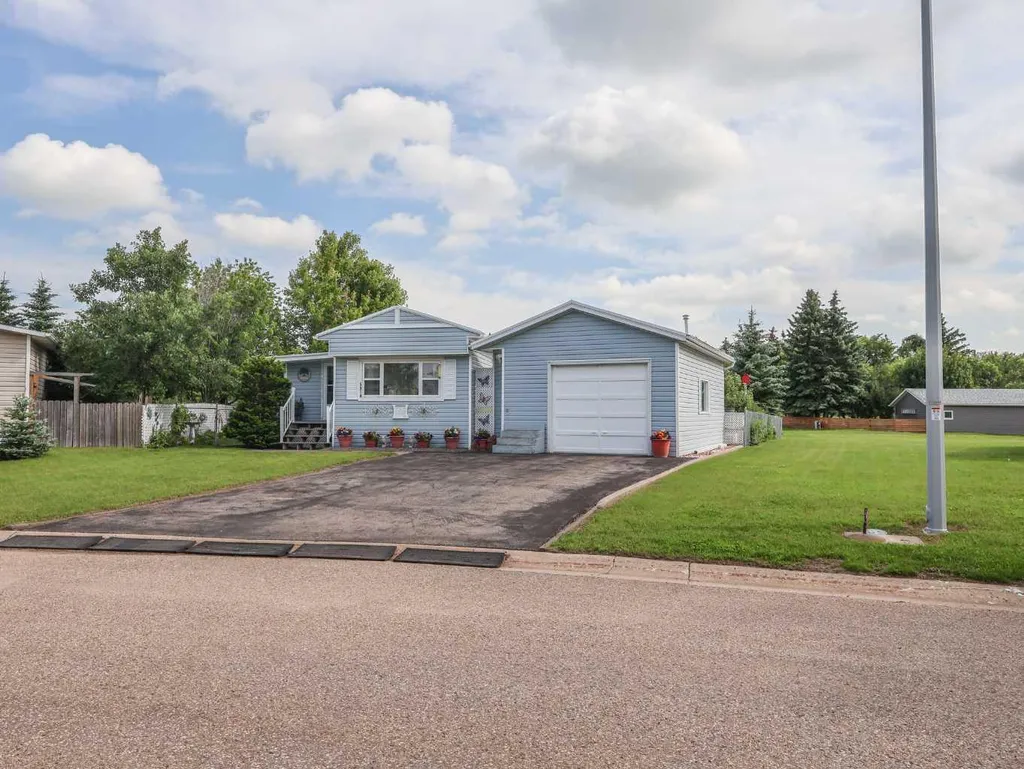 5910 Spruce Park Crescent Stettler AB T4K 1G7